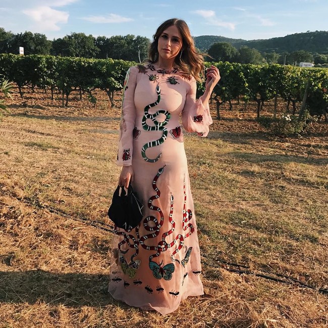 Ini gayanya yang bisa Anda contek untuk pergi ke undangan pernikahan. Foto: Instagram @alexakdell