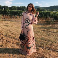 Ini gayanya yang bisa Anda contek untuk pergi ke undangan pernikahan. Foto: Instagram @alexakdell