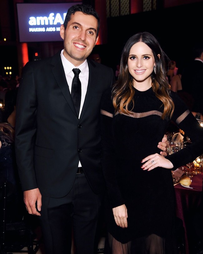 Tak heran jika keduanya menggelar pesta pertunangan mewah. Alexa adalah anak dari Michael Dell yang merupakan juragan komputer. Sedangkan Harrison yang berprofesi sebagai investor real estate juga datang dari keluarga kaya. Foto: Instagram @alexakdell