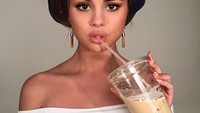 Sebelum tampil bernyanyi ke atas panggung, es kopi susu jadi teman yang pas bagi Selena Gomez ketika menunggu riasan rambutnya selesai. Foto: Istimewa