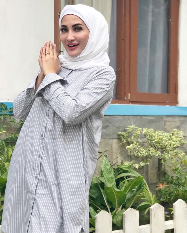 Aktris dan presenter Natalie Sarah mantap berhijab beberapa waktu lalu. Penampilan barunya ini menuai reaksi positif para netizen. Foto: Instagram Natalie Sarah