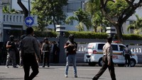Pelaku bom diketahui mengendari sepeda motor. REUTERS/Beawiharta.