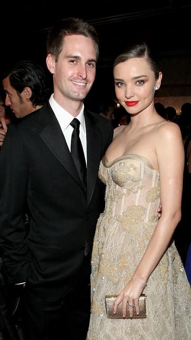 Evan dan Miranda pacaran selama dua tahun sebelum akhirnya menikah. Evan menikahi Miranda pada Mei 2017 silam. Keduanya terpaut dalam jarak usia cukup jauh. Evan tujuh tahun lebih muda dari Miranda. Usianya kini 28 tahun.  Foto: Getty Images