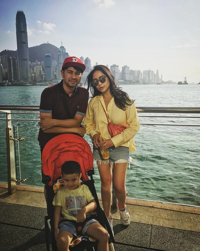 Kembar dengan Rafathar, sepatu Raffi Ahmad juga berasal dari Balenciaga seharga US$ 750 atau Rp 10 jutaan. Foto: Dok. Instagram/@raffinagita1717