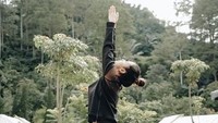 Sharena Delon juga terus menjaga bentuk tubuhnya itu dengan melakukan yoga. (Dok. Instagram/mrssharena)