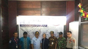 Penggelaran kabel serat optik bawah laut untuk proyek Palapa Ring paket timur resmi dilaksanakan. Teluk Bintuni, Papua Barat menjadi saksi pembangunan infrastruktur internet cepat ini. Foto: Agus Tri Haryanto/detikINET