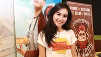 Ayu tampil santai dengan kaos putih dengan celana jeans. Foto: Ismail/detikHOT