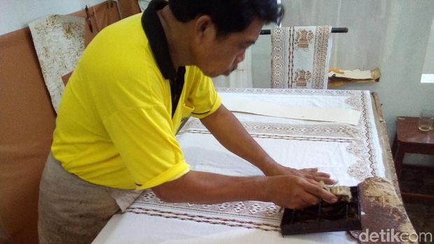 Proses pembuatan batik Kudus. 
