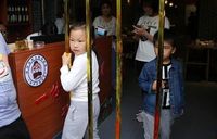 Pengunjung yang Bisa Lewati Gerbang Logam di Restoran Ini Bisa Makan Gratis
