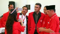 Cristian Gonzales sempat foto bersama peserta Kongres Luar Biasa PKPI.