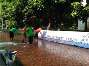 Jelang Ramadan, Mahasiswa Bersihkan Masjid Istiqlal