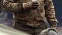 Aktor ternama Brad Pitt, memilih secangkir kopi hangat sebagai teman beristirahat di sela-sela waktu syutingnya. Foto: Istimewa
