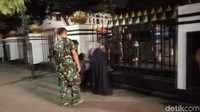 Tiga orang dibawa masuk ke Mabes AD pukul 19.01 WIB, Senin (14/5/2018) (Foto: Denita BR Matondang/detikcom)