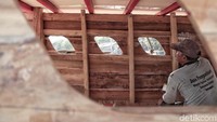 Selesai membuat tulang kapal dan gading berdiri, para pekerja kemudian akan membuat papan samping kapal.