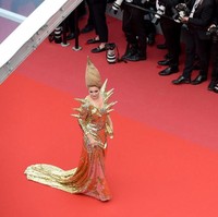 Tak banyak yang tahu siapa Elena Lenina. Dia adalah artis dan sosialita yang kerap tampil aneh dan unik saat hadir di karpet merah. Seperti penampilannya saat hadir di Festival Film Cannes 2018. wanita asal Inggris ini tampil menyilaukan.  Foto: dok. Getty Images