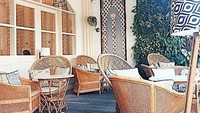 Restoran etnik ini bernama Batik. Lokasinya di Jalan Kayu Aya, Seminyak, Bali. Interiornya mengusung konsep serba batik, mulai dinding, penutup lampu hingga bantal kursi. Foto: @batik_restaurant_bar
