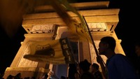 Mahasiswa Pergerakan Mahasiswa Islam Indonesia (PMII) juga menggelar aksi simpatik di Monumen Simpang Lima Gumul, Kediri, Jawa Timur, Minggu (13/5) malam. ANTARA/Prasetia Fauzani.