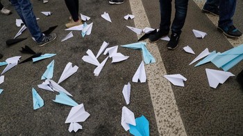 Selain itu, massa juga menerbangkan pesawat-pesawat yang terbuat dari kertas berwarna biru muda yang menyerupai simbol Telegram. (Foto: Reuters/Tatyana Makeyeva
