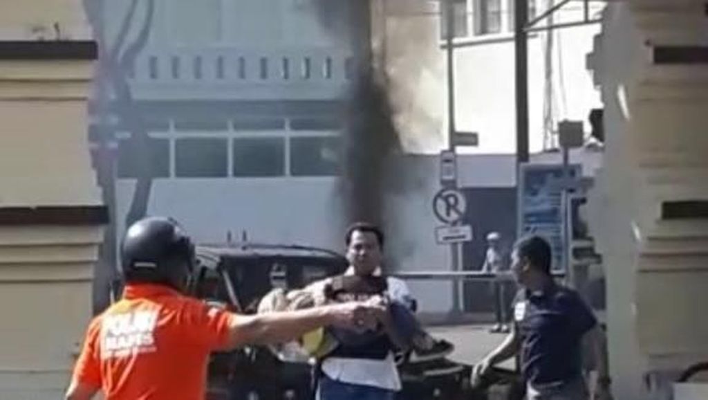 Video Polisi Selamatkan Bocah di Lokasi Ledakan Polrestabes Video Polisi Selamatkan Bocah di Lokasi Ledakan Pol restabes