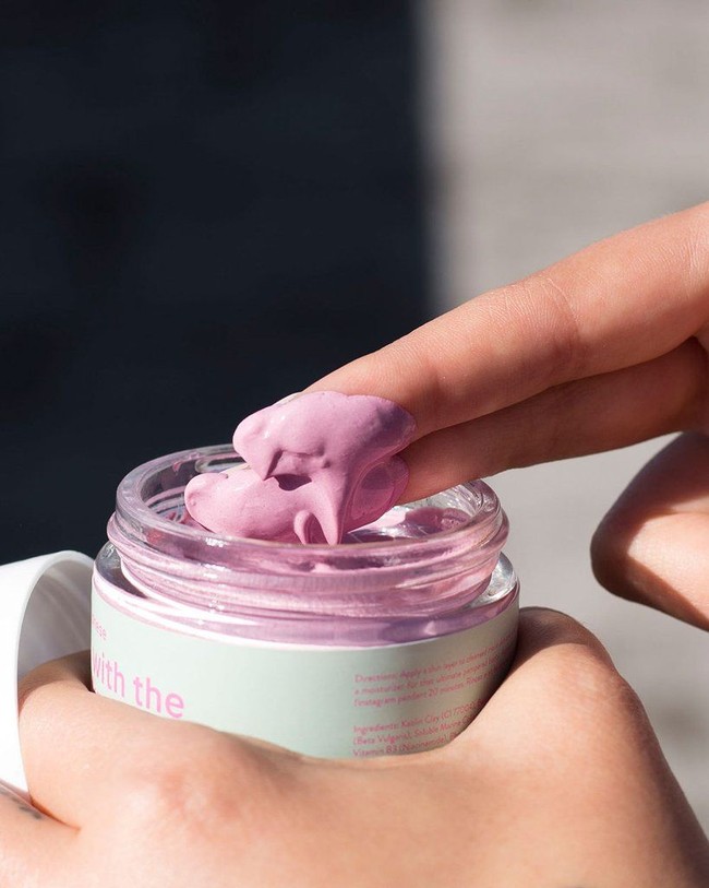 Masker kecantikan kini tak hanya dipakai di wajah. Ada tren baru menggunakan masker di bokong. Adalah Down With Thickness Collagen Booty Mask,yang merupakan masker yang mengandung kaolin clay yang dapat mengangkat kelebihan minyak dan mengangkat kulit mati. Foto: dok. Anese