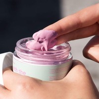 Masker kecantikan kini tak hanya dipakai di wajah. Ada tren baru menggunakan masker di bokong. Adalah Down With Thickness Collagen Booty Mask,yang merupakan masker yang mengandung kaolin clay yang dapat mengangkat kelebihan minyak dan mengangkat kulit mati. Foto: dok. Anese