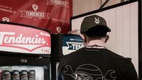 Fandy sendiri memiliki gaya yang santai. Ia lebih memilih menikmati sekaleng soda, dibandingkan menikmati minuman di kafe. Foto: Instagram @fandych