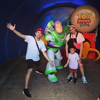 Gigi memilih sneakers keluaran Chanel untuk menyempurnakan penampilannya. Pilihannya jatuh pada sneakers dengan warna putih, silver dan pink yang diretail US$ 950 atau Rp 13 jutaan. Foto: Dok. Instagram/@raffinagita1717