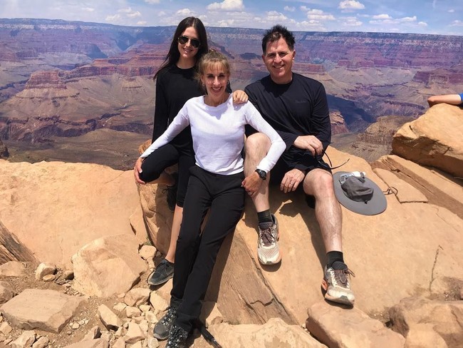 Sebelum pertunangan mewahnya ini, Alexa Dell pernah jadi perbincangan saat mengunggah foto makan malam keluarga di pesawat jet dalam perjalanan menuju Fiji. Foto: Instagram @alexakdell