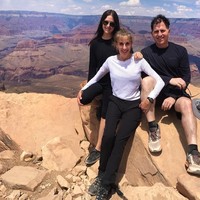 Sebelum pertunangan mewahnya ini, Alexa Dell pernah jadi perbincangan saat mengunggah foto makan malam keluarga di pesawat jet dalam perjalanan menuju Fiji. Foto: Instagram @alexakdell