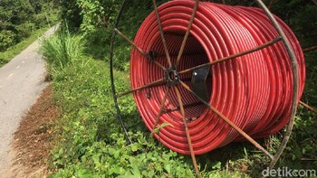 Gulungan kabel fiber optik sebelum digali dengan kedalaman sekitar 1,5 meter. Foto: Agus Tri Haryanto/detikINET