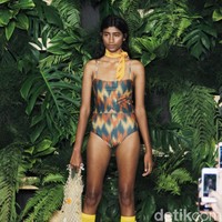 Fashion show Ikat Indonesia by Didiet Maulana yang bertajuk Mentari di Hotel Monopoli, Kemang, Jakarta, Selasa [8/5/2018]. Foto: Mohammad Abduh/Wolipop