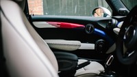 Pada bagian interiornya, signal indicator telah dicetak 3D sehingga memperindah inisial M dan H dengan hati dan cincin. Foto: dok. MINI