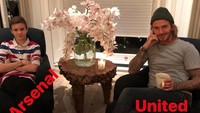 Bagi David Beckham, tak lengkap rasanya menonton pertandingan bola tanpa secangkir kopi hangat. Ditambah dengan ditemani sang putra. Foto: Istimewa