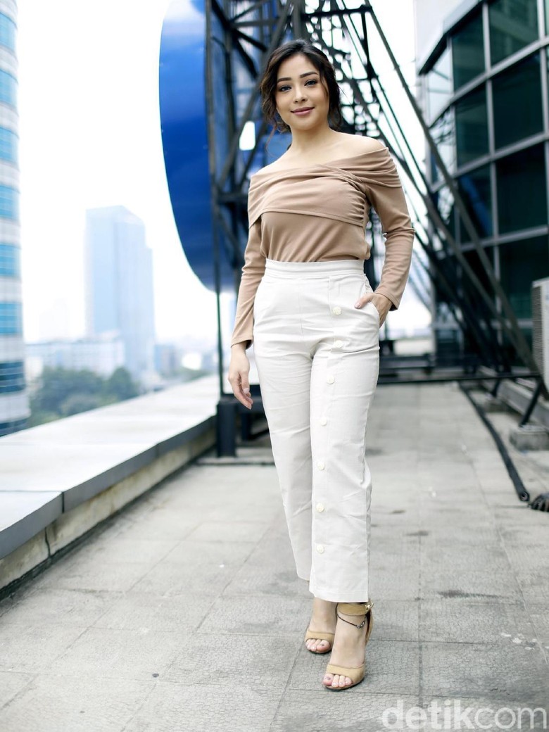 Ada Satu Asisten yang Selalu Nempel dengan Nikita Willy sampai Kuliah Bareng Ada Satu Asisten yang Selalu Nempel dengan Nikita Willy sampai Kuliah Bareng