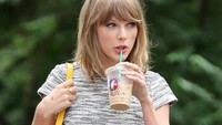 Di sela-sela waktu luangnya, Taylor Swift lebih suka berjalan-jalan santai ditemani segelas es kopi susu yang menjadi kegemarannya. Foto: Istimewa