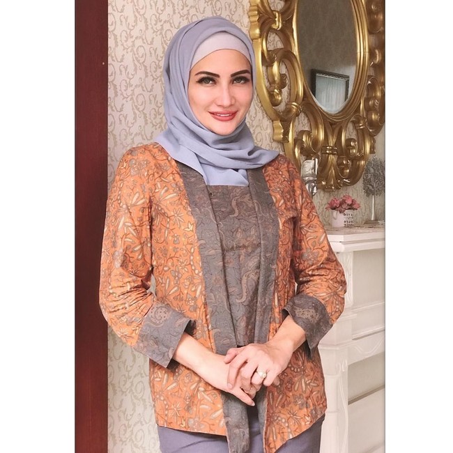Ia pun terlihat mencoba berbagai jenis hijab, mulai dari pashmina, hijab segi empat polos, hijab segi empat motif, hingga hijab instan. Foto: Instagram Natalie Sarah