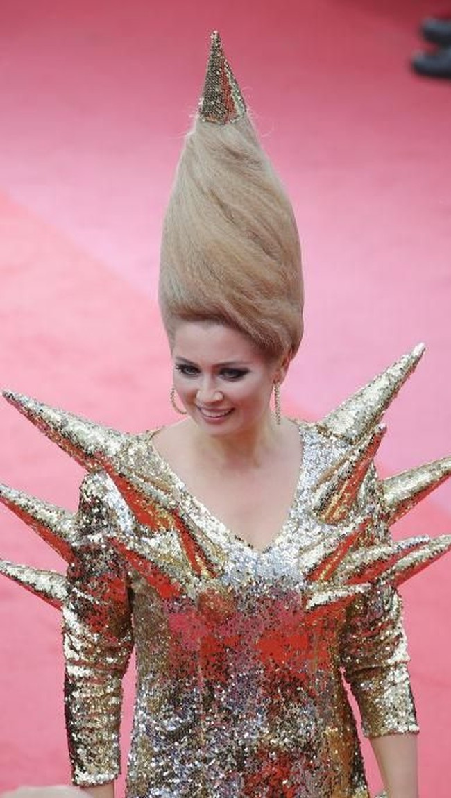 Wanita 39 taun itu tampil dengan rambut tornado. Rambut badainya itu menjulang tinggi lengkap dengan aksesori seperti tumpeng.  Foto: dok. Getty Images