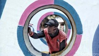 Sejumlah Petugas Penanganan Prasarana dan Sarana Umum (PPSU) Kecamatan Cilincing, mengecat ulang salah satu arena bermain anak di Taman Cilincing, Jakarta Utara, Senin (14/5).