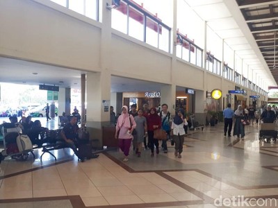 Foto : Pasca Bom, Situasi Terkini Bandara Juanda Tetap Normal Foto: Pasca Bom, Situasi Terkini Bandara Juanda Tetap Normal