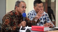 Lutfi A Tamimi memberikan keterangan pers dengan didampingi sejumlah pengurus LPOI.