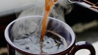 Kopi hitam yang pekat dengan semerbak aroma wanginya jadi pilihan @vintageandbluejeans. Mau pakai gula apa? Foto: Instagram @vintageandbluejeans