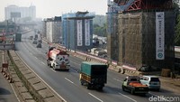 Jalan tol melayang yang digarap oleh PT Waskita Karya ini dibuat sepanjang 36 kilometer.