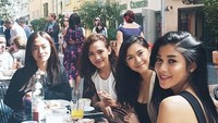 Kali ini Nay menikmati waktu bersama kerabatnya di Paris. Saat nongkrong di kafe, nggak lupa wefie! Cantik-cantik ya? Foto: Instagram naymirdad