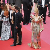 Ketika para selebriti berpose bersama, Elena tampil percaya diri berjalan sendiri di kerumunan selebriti.  Foto: dok. Getty Images