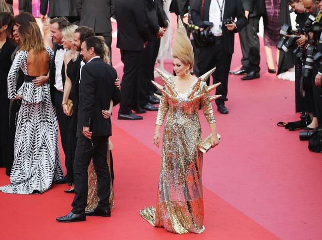 Ketika para selebriti berpose bersama, Elena tampil percaya diri berjalan sendiri di kerumunan selebriti.  Foto: dok. Getty Images