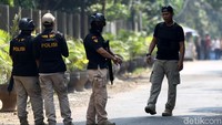 Polisi berjaga-jaga di dalam gereja.