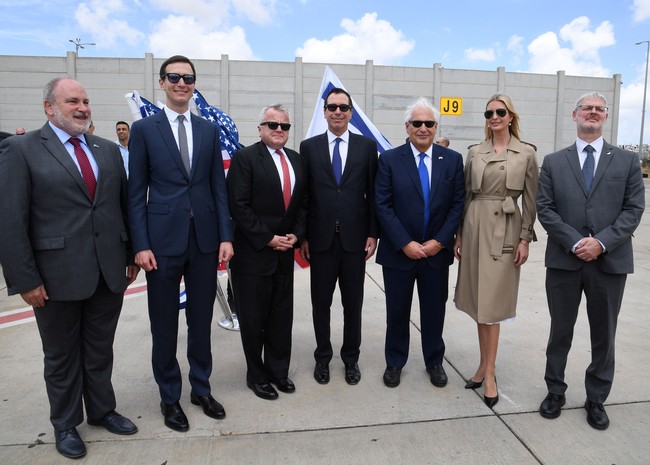 Ivanka Trump tiba di Israel pada Minggu (13/5/2018), bersama suaminya Jared Kushner. Ia mengenakan utilitarian coat warna beige. Ivanka dan Jared merupakan penasihat senior Gedung Putih, mewakili Presiden AS Donald Trump. Foto: Instagram/@ivankatrump