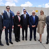 Ivanka Trump tiba di Israel pada Minggu (13/5/2018), bersama suaminya Jared Kushner. Ia mengenakan utilitarian coat warna beige. Ivanka dan Jared merupakan penasihat senior Gedung Putih, mewakili Presiden AS Donald Trump. Foto: Instagram/@ivankatrump