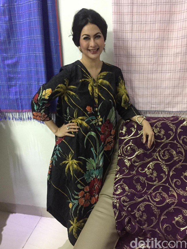 Diana Pungky yang lama tak terlihat di layar kaca terlihat tetap awet muda di usianya yang 44 tahun. Salah satu rahasia awet mudanya ternyata adalah suntik filler di bibir. “Aku filler bukan supaya bibir lebih tebal saja. Tapi karena alasan kesehatan juga. Dengan filler, bibir lebih awet muda jadi nggak mudah pecah-pecah,” kata Diana kepada Wolipop saat pembukaan klinik kecantikan Andaru di Cilegon, Banten, Senin (14/5/2018). Foto: Daniel Ngantung/Wolipop