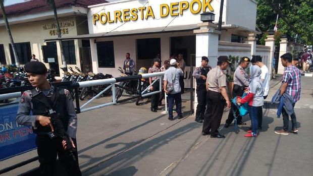 Pengunjung ke Polresta Depok Diperiksa (Foto: Matius Alfonso)